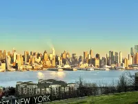 Modern 2BHK - 15 mins bus ride to Time Square, NYC Hotels in West New York