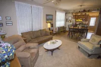 Myrtle on Mumford-Adorable Downtown Cottage w/Screened Porch