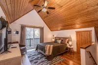 Spectacular views minutes from Bryson City, fire pit and brand new hot tub!