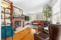 Hot tub, pool, bbq, game room near downtown
