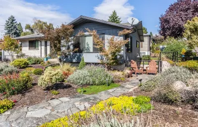 Tranquil Reed Retreat: 2-Bedroom Apartment with Private Patio Hotel a 