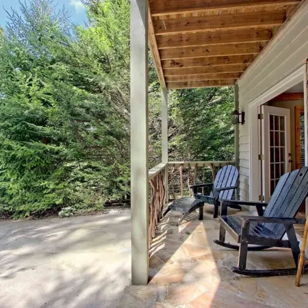 Beautiful lodge, 4 king bedrooms, all with private baths! 5 decks to enjoy.