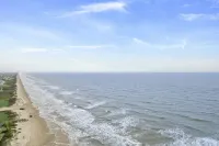 Cozy 3-bedroom house, sleeps 12. Steps to the beach with large entertaining area 마이 해피 플레이스 RV 캠프 주변 호텔