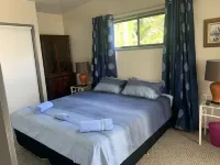 Perulpa Bay Magnificent upstairs unit, 50 m from sea, top views, Huge veranda
