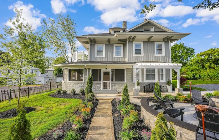 Greystone Manor - Magnificent!  Sleeps 10  Center of Town