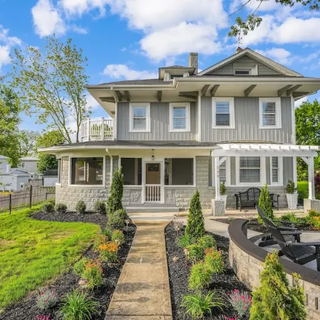Greystone Manor - Magnificent!  Sleeps 10  Center of Town