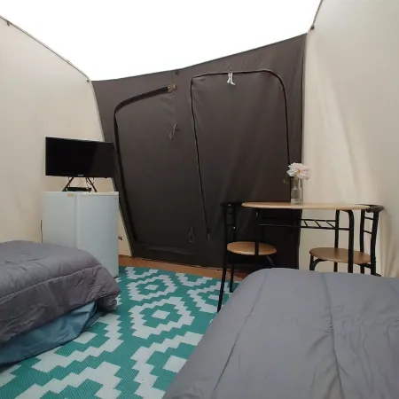 Campers Paradise, cozy tents, hot tub, free EV charger. Pet friendly