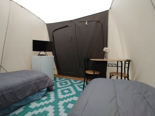 Campers Paradise, cozy tents, hot tub, free EV charger. Pet friendly