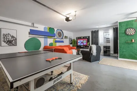 Perfect location 6 Bedroom, 4 Bathroom house. GameRoom,HeatedPool. 5min to Beach