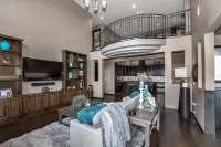 Private custom entertaining home on the hill w view of valley & river