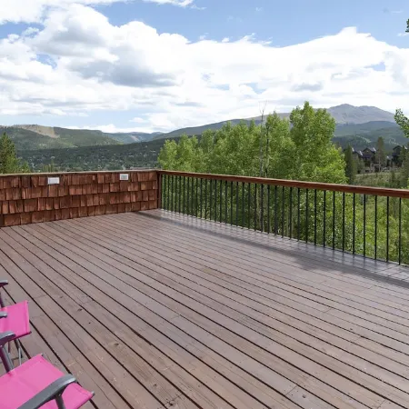 Ski in/ out mountain retreat. Huge deck with hot tub and stunning views