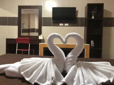 D5 Hotel Map Pong Отели рядом с достопримечательностью «Wat Khao Din Yannimit»