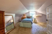 Front porch with bed swing, Pets Welcome, Hot Tub, Fireplace, Creek, Firepit.