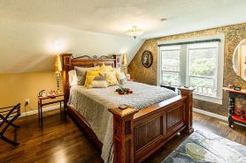 Victorian Secrets 1897 Home - Curious? Eclectic, convenient & ❤️ of wine country