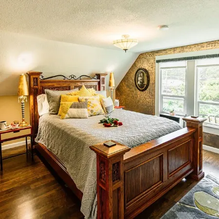 Victorian Secrets 1897 Home - Curious? Eclectic, convenient & ❤️ of wine country