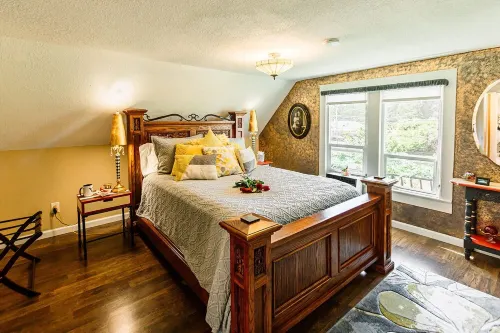 Victorian Secrets 1897 Home - Curious? Eclectic, convenient & ❤️ of wine country