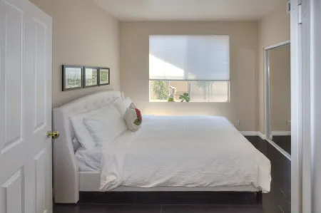 Beautiful vacation home near Disneyland Отели в г. Тастин