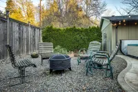 New Soaking Pool! Hot Tub and Ping Pong! Cozy 3 Bedroom Home.
