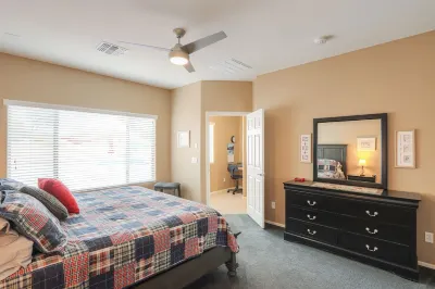 3 BR Heated  Private  Saltwater SUNNY Pool In/Out Stereo Speakers  Prof BBQ Gril Отели рядом с достопримечательностью «Hands of Silk L.L.C. VOTED BEST MASSAGE IN MARICOPA SINCE 2015»
