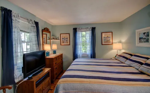 HyannisPort 2Br Cottage w/ King and Queen Beds.  5-Min Walk to 3 Ocean Beaches!