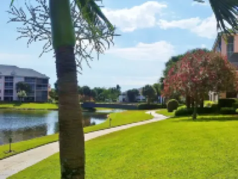 POSHPADZ-Bella Lago-Ground Floor, Walk to Jupiter Beach, Patio with Lake Views Hotels in Jupiter
