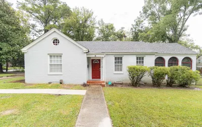 2 BR Charming Duplex w/ Large Yard + Full Kitchen