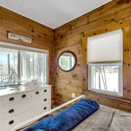 Tranquil, serene Sebago Lakefront House on 2 wooded acres - 300ft waterfront!