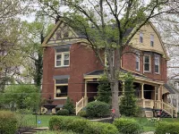 Hilltop Manor,  Celebrity themed rooms.