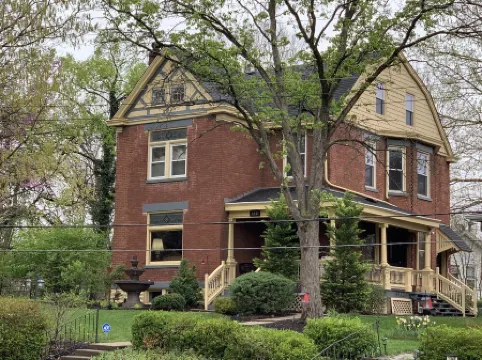 Hilltop Manor,  Celebrity themed rooms.