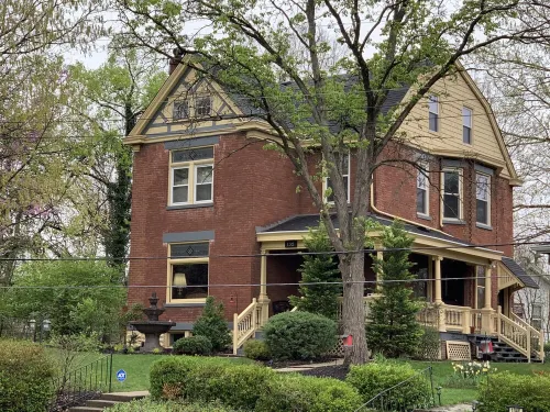 Hilltop Manor,  Celebrity themed rooms.