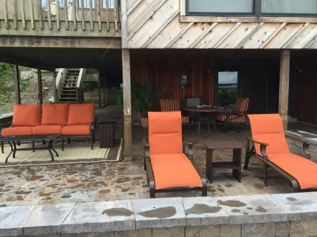 Private 70ft Lakefront Cabin,3br,3ba,Pet Friendly- Kayaks/Paddle boards provided