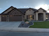 Stay at ZION ESCAPE LaVerkin! PRIVATE HOME with PRIVATE POOL and HOT TUB!
