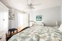 Next to the park and 2 blocks to the Beach and restaurants! RIGHT side of Duplex - 4つ星