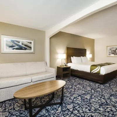 Quality Suites Houston Hobby Airport Hotel dekat Lapangan Golf Glenbrook Park