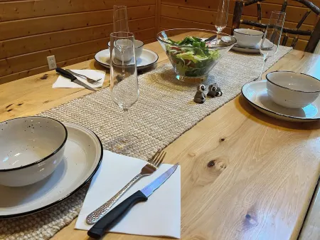 WINDSONG! Peaceful, Quiet Cabin Bordering Nat. Park Near Downtown Gatlinburg Отели рядом с достопримечательностью «Саглендс Вэлли Нейчер Трейл Паркинг»