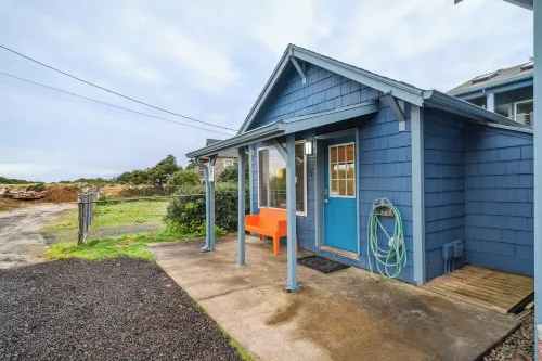 Blue Octopus #5 Personal Beach Cabin. Ocean View.