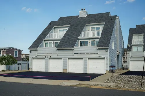 Prime location beach stay! Fully updated, just steps to all you need! Sleeps 10+