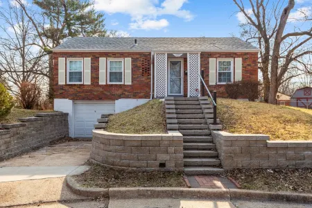 Luxury 2-Bedroom Home- Near Delmar Loop/Forest Park Отели рядом с достопримечательностью «Сент-Луисская «Аллея славы»»