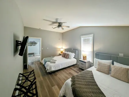 Updated 4BR Home, Family Friendly, Steps to Custer Shops & 30 Min to Mt Rushmore Отели в г. Кастер