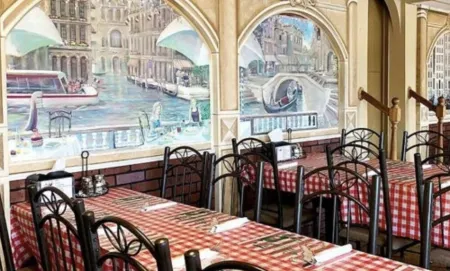 Stylish 3 Bed Mtn Retreat with Hot Tub, King Size Bed & Resort Style Amenities.