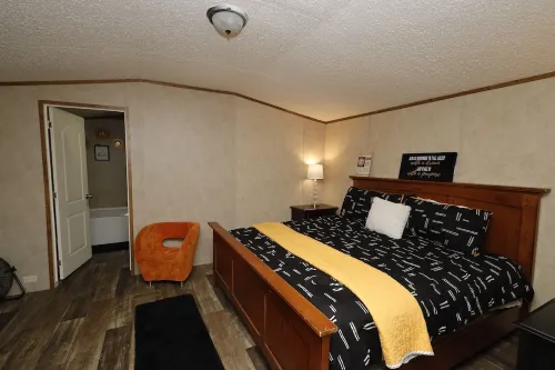 Cozy secluded home. Close to lakes, spacious yard for family & pet friendly! Hotels in Putnam County