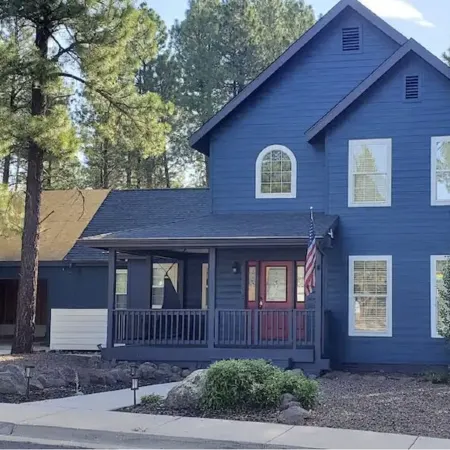 Modern Beauty, Gorgeous Forest View, Hot Tub, A/C, Game Room, Close to Downtown!