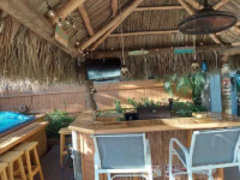 Beautiful Waterfront Hideaway Gem on Bessy Creek w/ Swim Spa, Tiki Bar Boat Lift Hotels in Palm City