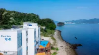 Blue and White Pension - Parkering