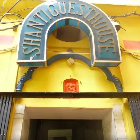 Shanti Guest House Отели рядом с достопримечательностью «Маникарника»