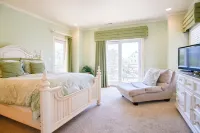 Luxury Mediterranean Mansion -Pool, Elevator, Roof Deck,3rd House From The Beach - Parvekkeita