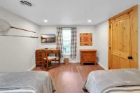 Creekfront mountain cabin on Tumbling Creek with 2 bed, 2 bath and dog friendly!