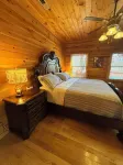 Unique Peaceful- Romantic, Private Pool, Fireplace, AC-Wifi, Delightful Smokies!