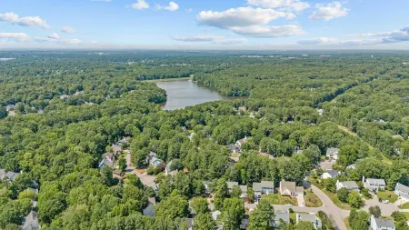 Near Downtown Cary and Raleigh - 5 room King beds, walking distance to Bond Park Отели рядом с достопримечательностью «Aspen Center»