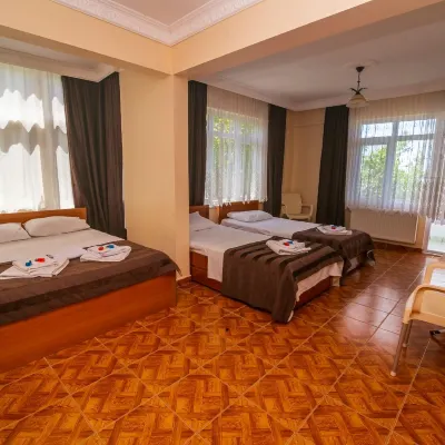 Pinar Otel Отели рядом с достопримечательностью «Пристань»